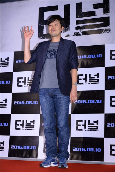 河正宇、裴斗娜等出席了电影《隧道》VIP试映会