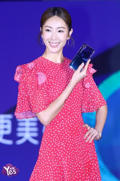 〈Yes台北现场〉隋棠为知名手机品牌站台 表示手机里都是孩子们的照片
