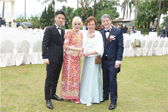 陈明恩与舞蹈员Eddy举行西式草地婚礼 王祖蓝和亚男双双来祝贺
