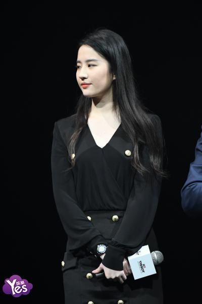 〈Yes 上海现场〉黄晓明刘亦菲共同出席活动 利落黑色装扮帅气满屏