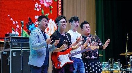 大鹏与缝纫机乐队原型合影