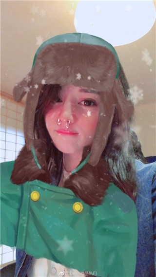 迪丽热巴大过年化身鼻涕少女 抿嘴睁大眼萌翻