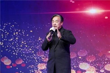 总导演繁华先生在新闻发布会上