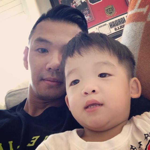 (康)黑人与儿子开心互动 网友认为爸爸好烦