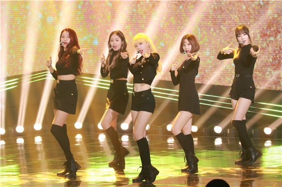 女团gugudan、GFriend出演了SBS音乐节目《THE SHOW》