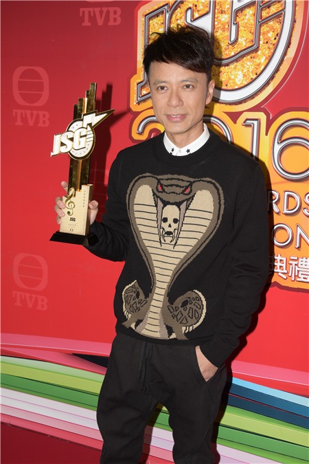 李克勤出席劲歌金曲颁奖典礼的最受欢迎男歌手颁奖仪式