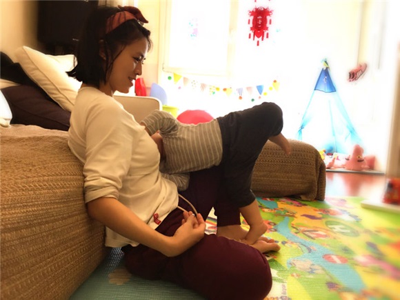 黄英自曝哺乳照不慎走光 网路引起大批争议