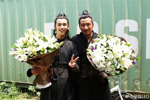 (文化anna)吴磊与大导张艺谋《影》 电影正式杀青