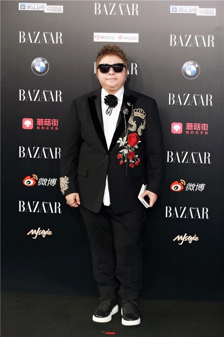 韩红天籁之音唱响BAZAAR明星慈善夜