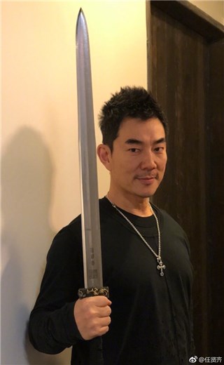陈阿金送了任贤齐一把龙泉宝剑 看起来很厉害啊!