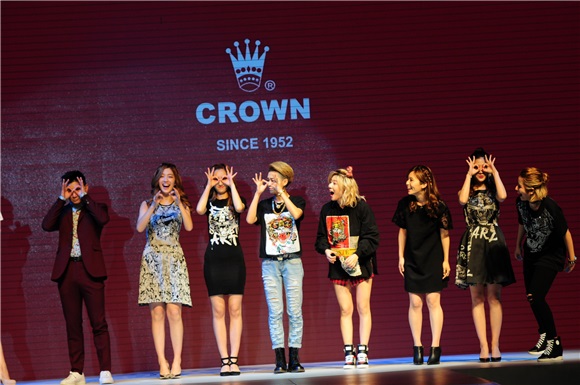 吴奇隆出席CROWN行李箱代言活动 与粉丝合影甘当「人肉背景板」