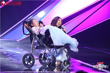 王玉华和女儿一起演唱《宠爱》