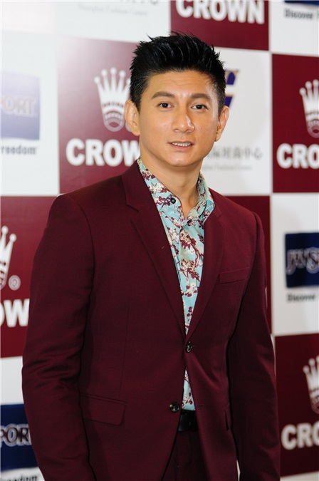 吴奇隆出席CROWN行李箱代言活动 与粉丝合影甘当「人肉背景板」