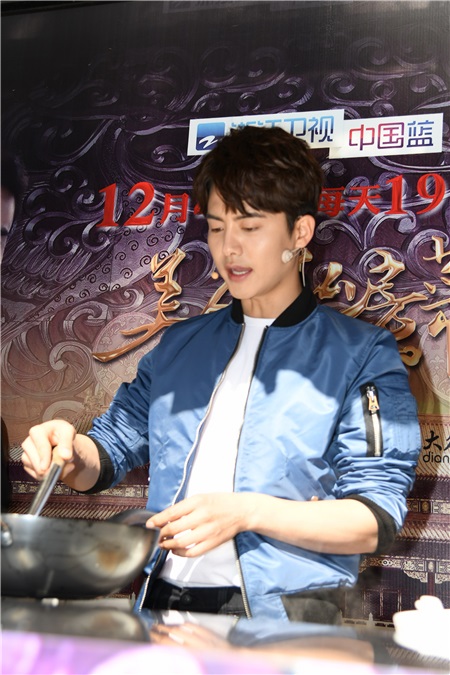 马天宇出席杭州《美人私房菜》发布会 现场烹饪美味与郑爽合作默契异常