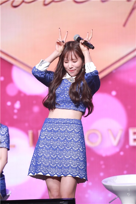 女团Lovelyz在首尔BLUE SQUARE举行了第四张迷你专辑《Fall in Lovelyz》媒体SHOW CASE