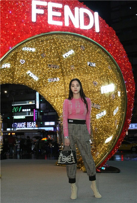 欧阳娜娜、孟耿如等出席FENDI微风信义巨型圣诞装置点灯派对