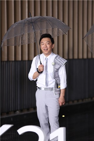 黄渤撑伞在雨中