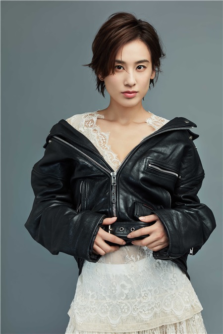 黄圣依率性写真大片曝光 皮外套彰显都市干练女性