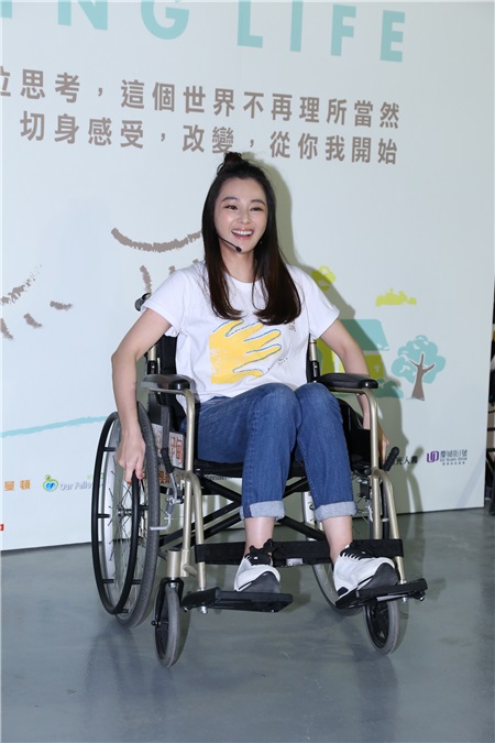 陈怡蓉926大婚倒数计时 体验无障碍轮椅驾驶
