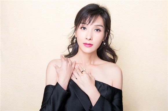 杨恭如黑色礼服显端庄 女王范儿十足气场强