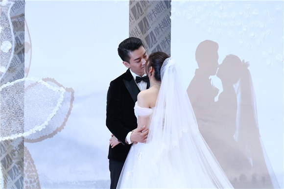 陈妍希穿婚纱与陈晓双双亮相 十指紧扣对视难掩幸福之情