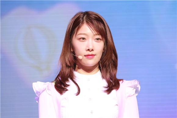 DIA办正规2辑showcase 以9人女团清新亮相