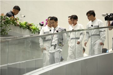 小沈阳身后跟着“智囊团”成员
