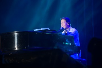 张智霖、陈小春、黎明举办《幸运轮唱团》音乐会