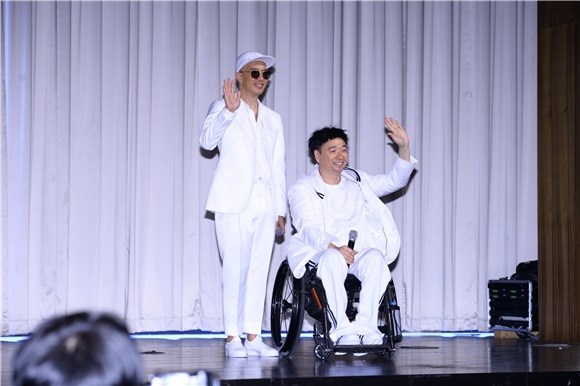 具俊晔、姜元来举行出道20周年纪念发布会 《Produce101》练习生李宇镇到场助阵
