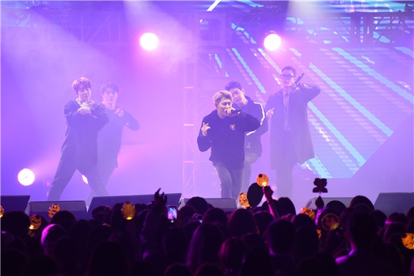 Block B出道七年首登台 演唱夯曲《HER》全场海翻