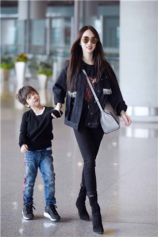 嗯哼走个路也不安份 霍思燕被逗笑硬拉着他走