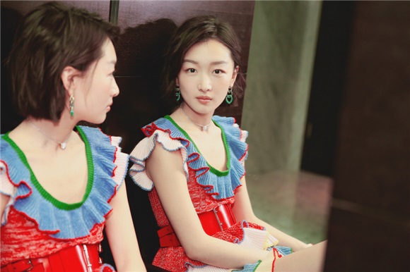 周冬雨获「年度最佳电影女演员」 彩虹裙显娇小可人