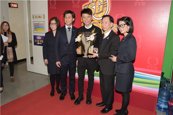 李克勤出席劲歌金曲颁奖典礼的最受欢迎男歌手颁奖仪式