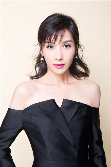 杨恭如黑色礼服显端庄 女王范儿十足气场强