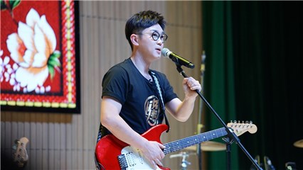 不忘音乐初心的大鹏登台演唱