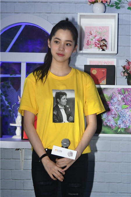 欧阳娜娜现身苏宁快闪店 携众人写纸条为九寨沟的祈福