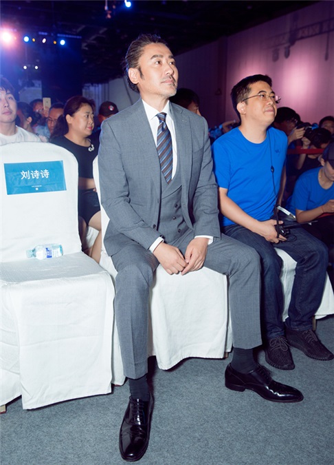 吴秀波丸子头帅气亮相 雷军:我是吴秀波铁杆粉丝