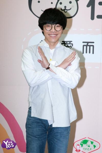 卢广仲儿时顽皮拿化妆品涂妹妹脸 妈妈得知后拿衣架教训