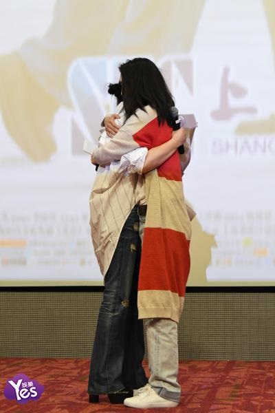 〈Yes 上海现场〉汤唯到戏院支持刘若英新气 带鲜花配保健食品打气