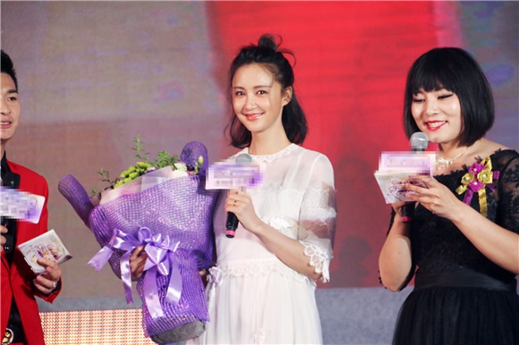 张歆艺丸子头亮相元气十足 嘟嘴搞怪表情包齐上线