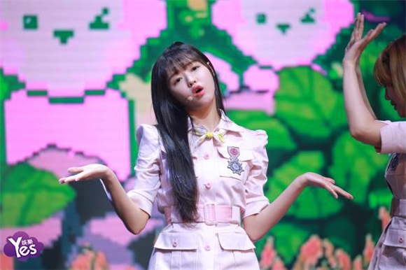 〈Yes 首尔现场〉OHMYGIRL举行新专辑SC 成员们可爱亮相清新十足