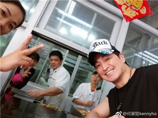 (何家劲加菜贺赢球 图/翻摄自何家劲微博)