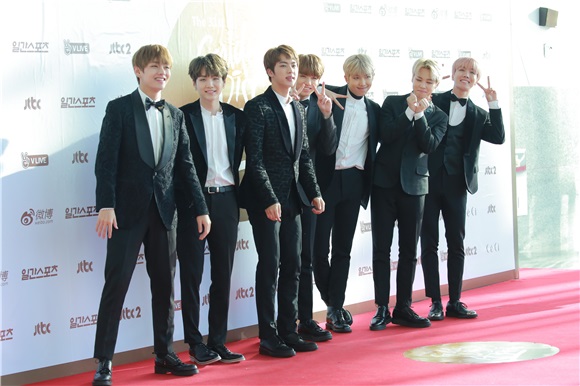 第31届金唱片大赏唱片部门颁奖典礼 Seventeen、I.O.I、防弹少年团等亮相红毯仪式