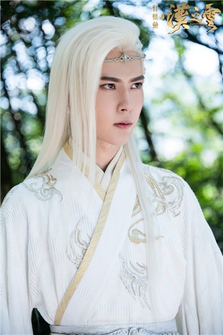 於朦胧白衣暮云