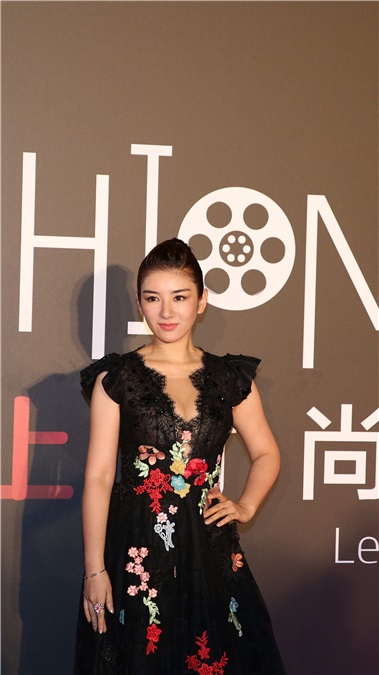 2016年6月13日「 Fashion Up」向上时尚之夜在上海LAVIN玫瑰里举行。国际名媛帕丽斯·希尔顿(Paris Hilton)等200余位国内外娱乐明星、业界大佬及精英名流与会。