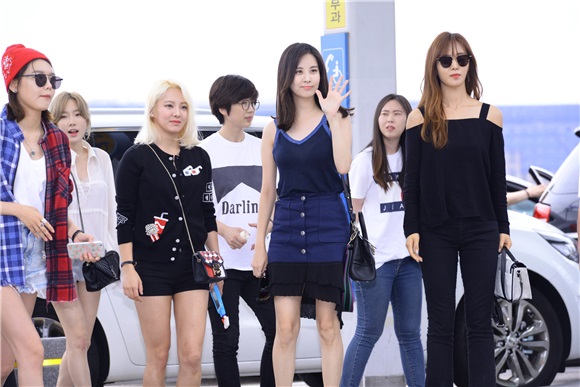少女时代与SuperJunior成员金希澈、艺声周觅参加日本演唱会