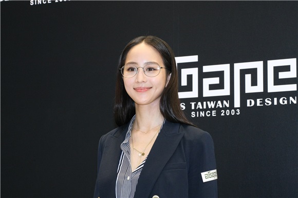 张钧甯出席aGape超轻量眼镜代言活动