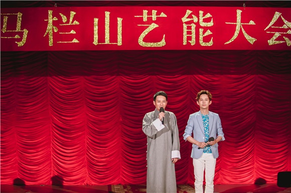 盛一伦秒变招财猫上演反差萌 迪丽热巴遇强风颜值遭「吹」残