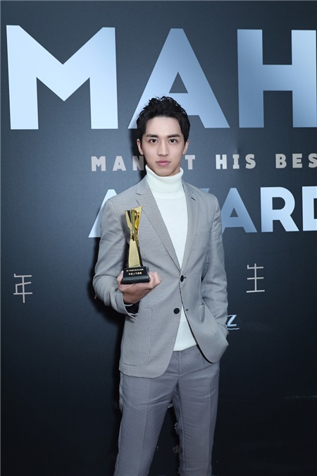 许魏洲毛衣配西装温暖演绎绅士风 获封年度人气偶像
