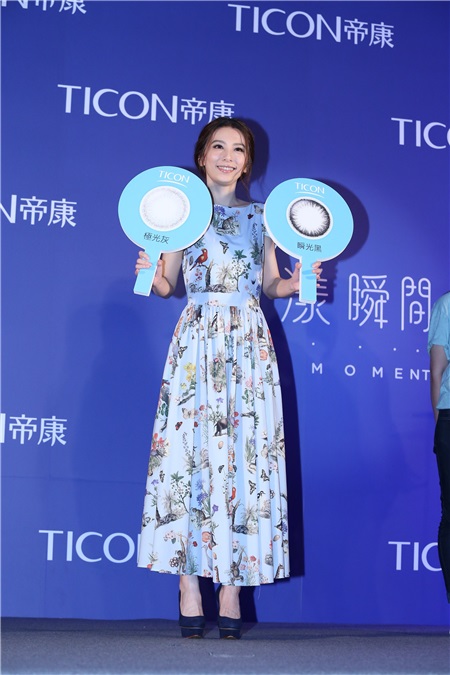 田馥甄亮丽出席隐形眼镜品牌代言活动